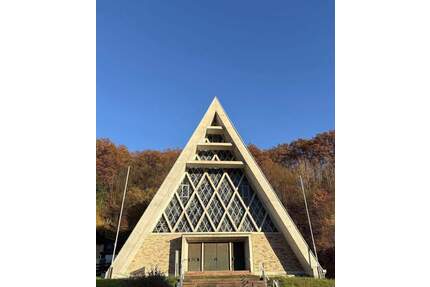 DER BESONDERE ORT ZUM WOHNEN, göttliches Kirchengebäude mit Gemeinderäumen, Stellplätze, zur gewerblichen oder privaten Nutzung, Meinhard-Grebendorf