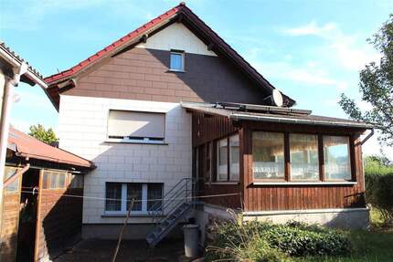 Frohburg- Elbisbach: Großzügiges EFH, 2 Garagen, mehrere Nebengebäude auf 1.644 m²!