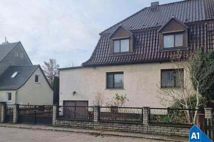 Einfamilienhaus mit Tiefgarage und großem Außenpool im Süd-Osten von Halle (Saale)