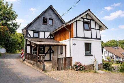 modernisiertes Zweifamilienhaus in ruhiger Lage von Waldbröl