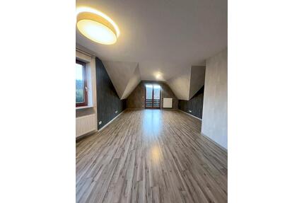 Helle 3-Zimmer-DG-Wohnung mit Balkon, 72 m², 2 Stellplätze - Rotenburg an der Fulda