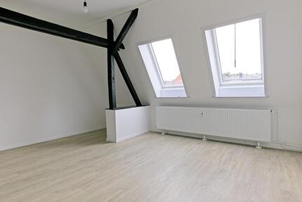 Stilvolle ruhige 3-Zi-Dachgeschosswohnung – eigene Etage, Dachbalken & Gartenmitnutzung - Kiel Südfriedhof