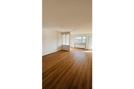 Erstbezug n. Renovierung: helle 3-Zimmer Wohnung (Balkon, Garage) - Groß-Gerau