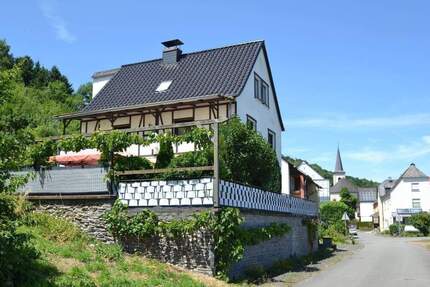 Großzügiges Haus mit 3 Wohneinheiten, Garten, Garagen, unterkellert und Weitblick - Ensch