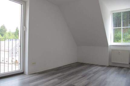 2-Raum-Wohnung sucht Mieter! - 350,00&nbsp;EUR Kaltmiete, ca.&nbsp; 64,00&nbsp;m&sup2;&nbsp;Wohnfl&auml;che in Muldenhammer (PLZ: 08262) Tannenbergsthal