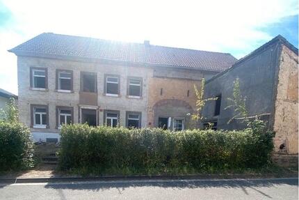 Bauernhaus mit Scheune auf großem Grundstück - Pelm