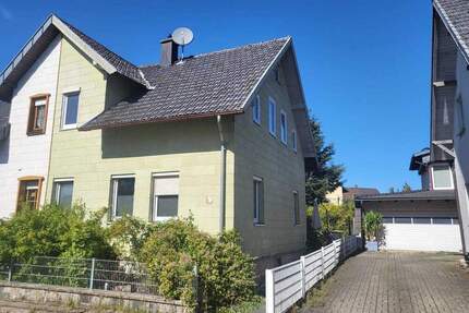 Doppelhaushälfte mit Renovierungsbedarf und kreativem Gestaltungsspielraum zu verkaufen - Neustadt bei Coburg