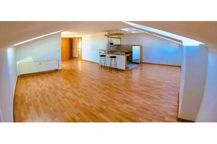 Bezugsfreie 2-Zimmer-Dachgeschosswohnung mit Loggia, Aufzug & TG - Taucha