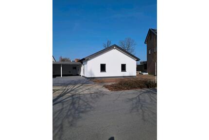 Neubau Bungalow mit Garten und Carport zu vermieten - Salzkotten