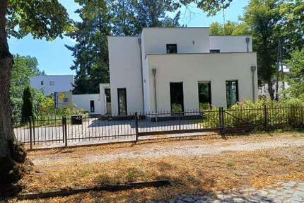 Haus zum Kaufen in Falkensee 1.080.000,00 € 240 m²