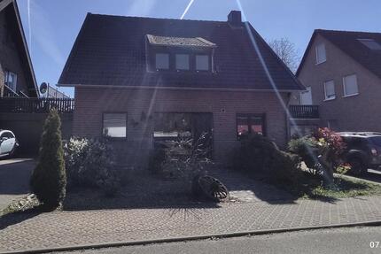 Freistehendes vollunterkellertes 2-FH mit 2 Garagen + Stellplätze - Wegberg