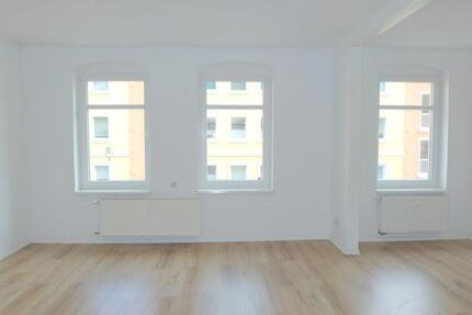 Ab sofort zu haben: Singlewohnung mit Balkon (Hofseite), separater Küche, Laminatboden & Badewanne - Magdeburg Leipziger Straße