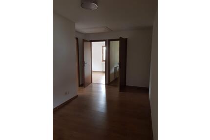 Ruhige 2-12-Zimmer- Wohnung mit Balkon in Lam zu vermieten