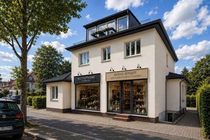 Freistehendes Zweifamilienhaus mit zwei Gewerbeeinheiten, Vollkeller und Garten in Kleinmachnow