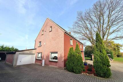 Hamm-Uentrop, ein beindruckendes Haus mit 2 Garagen und sehr großem Garten in Kanalnähe.