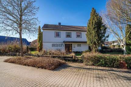 Viel Platz zum Wohnen und Arbeiten – Einfamilienhaus mit Balkon, Terrasse und großem Gartengrundstück in Halle (Westf.) - Halle (Westfalen) Hesseln