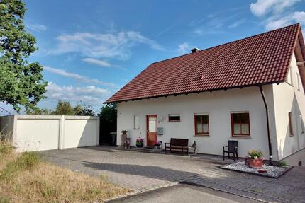 Einfamilienhaus mit Einliegerbereich und 2 Garagen - Seßlach