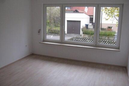 Sonnige und helle 3-Zimmer-Wohnung mit Terrasse und Einbauküchre - Hildrizhausen