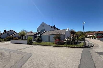 Modernes Wohnhaus mit multifunktionalem Anbau in Nabburg