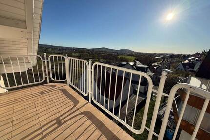 **3-Zimmer-Dachgeschosswohnung mit traumhaftem Fernblick am Stadtrand von Gelnhausen**