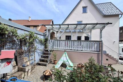 Gepflegtes Haus mit sehr viel Charme und Garage (2 x DHH) - Filderstadt