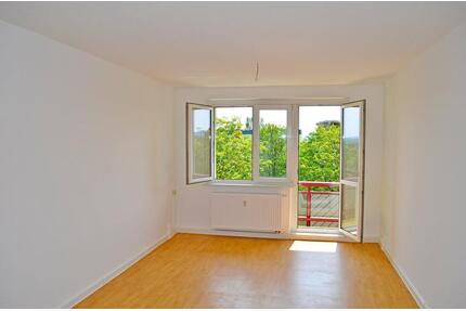 4-Raum-Wohnung mit Badewanne und Balkon! Bezug sofort möglich! - Sangerhausen