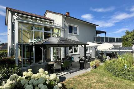 Südweststadt: Großzügiges Einfamilienhaus mit idyllischem Garten, Dachterrasse und Doppelgarage. - Pforzheim