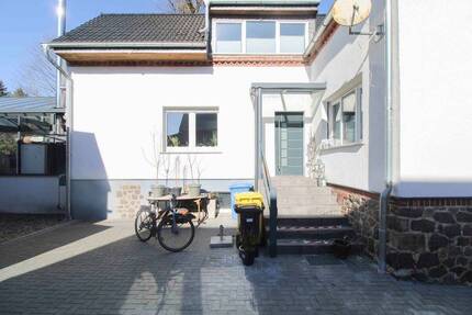 Gehoben und neuwertig: 7-Zi.-EFH mit Garten in Burgstall