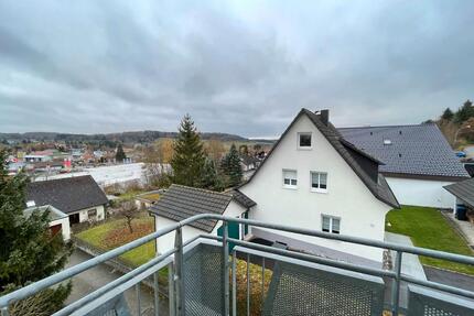 Gepflegte DG-Wohnung mit 3,5 Zimmern, Balkon und EBK in Münsingen