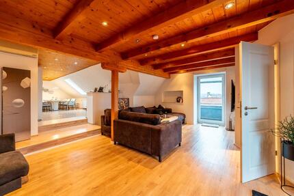 Großzügige 4,5-Zi-Dachgeschosswohnung (ca. 160 qm) mit Balkon - Albertshofen