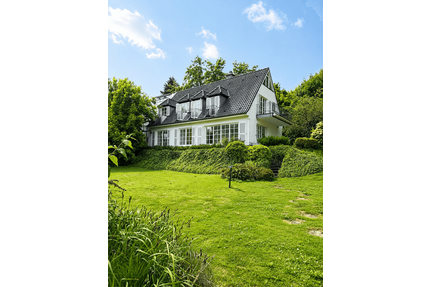 Haus zum Mieten in Düsseldorf 4.500,00 € 268 m²