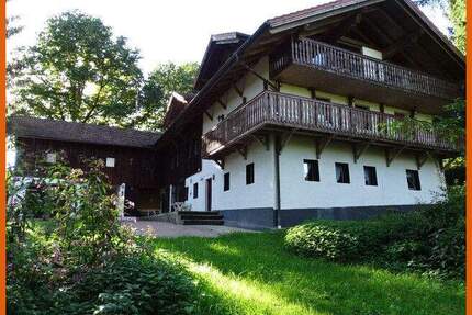 Landhaus in romantischer Alleinlage mit ca.3 ha arrondierter Grund in Haus im WaldGrafenau
