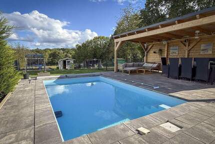 Außergewöhnliches Zweifamilienhaus mit Poollandschaft in Waldrandnähe sucht neue Eigentümer - Saarbrücken / Klarenthal