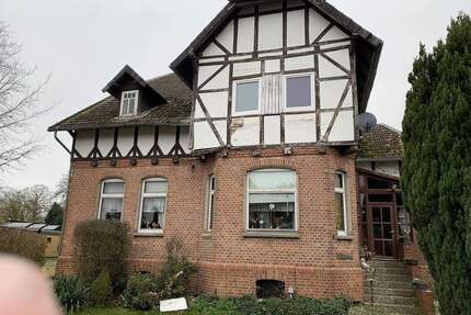 Einfamilienhaus mit Vollkeller , Nebengebäude mit Einliegerwohnung und Abstellräume. - Wittingen Wunderbüttel
