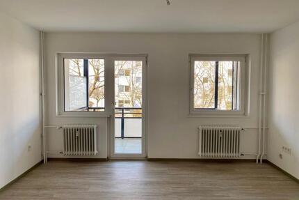 Kurzfristige Anmietung möglich - sanierte 2-Zimmer-Wohnung mit Tageslichtbad und Balkon - Oberursel (Taunus)