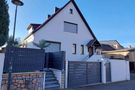 viel Einfamilienhaus und wenig Grundstück in Borna zu verkaufen.