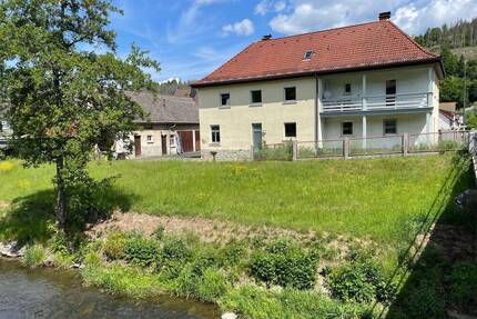 Wallenfels: Zweifamilienwohnhaus mit Potential