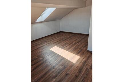 helle 4 Zi. DG Wohnung - 740,00&nbsp;EUR Kaltmiete, ca.&nbsp; 120,00&nbsp;m&sup2; in Falkenberg (PLZ: 84326)