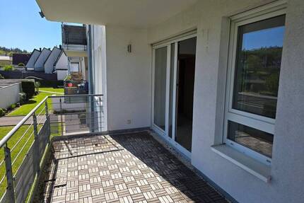 Kirkel, zentrale Ortslage, gut geschnittene Wohnung mit Balkon und Garage