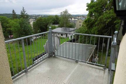 4-Zimmer-DG-Wohnung mit Balkon mit Ausblick in relativ ruhiger Stadtlage (Nebenstraße - nur 5 Gehminuten zum Zentrum). - Reichenbach