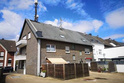 6 Part. Mehrfamilienhaus mit Keller, 5 Garagen und Garten in ruhiger Vorstadtlage - Mönchengladbach Wickrathberg
