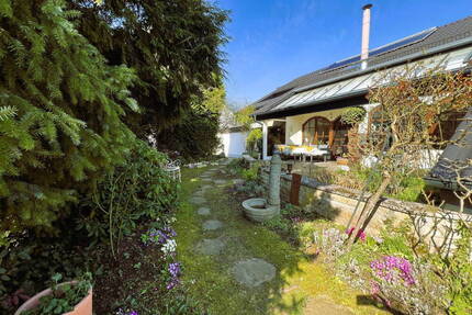 Exklusives Ein-Zweifamilienhaus mit Pool in ruhiger Lage - Schorndorf Oberberken