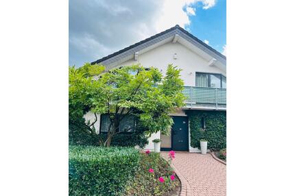 Villa mit Einliegerwohnung als vermietete Arztpraxis - Detmold
