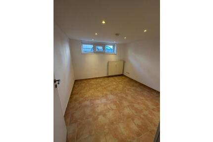 Souterrain-Wohnung mit Terrasse in ruhiger Lage - Bremen Neustadt