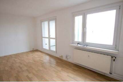 Wohnung zum Mieten in Halle (Saale) 302,00 € 57.68 m²