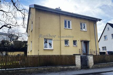 Geräumiges Einfamilienhaus mit Garage und Blick ins Grüne in Roth