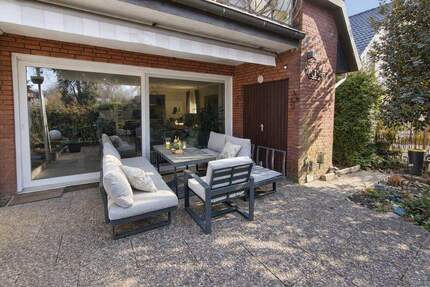 Großzügige Erdgeschosswohnung mit ca. 30 m² Süd-West-Terrasse, Garage und Haus-im-Haus-Charakter - Hamburg Bramfeld
