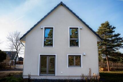 Modernes Einfamilienhaus mit Terrasse, großzügigem Garten & Carport in ruhiger Lage - Coswig