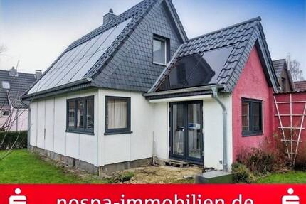 Kleines Einfamilienhaus mit modernisierten Elementen und Renovierungsbedarf im Innenbereich - Schleswig
