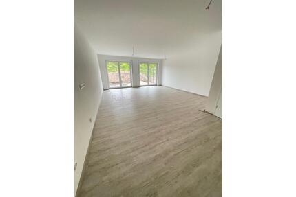 ! Modernes Reihenhaus mit viel Platz ** Effiziente Bauweise ** mit Garage * Provisionsfrei - Mantel